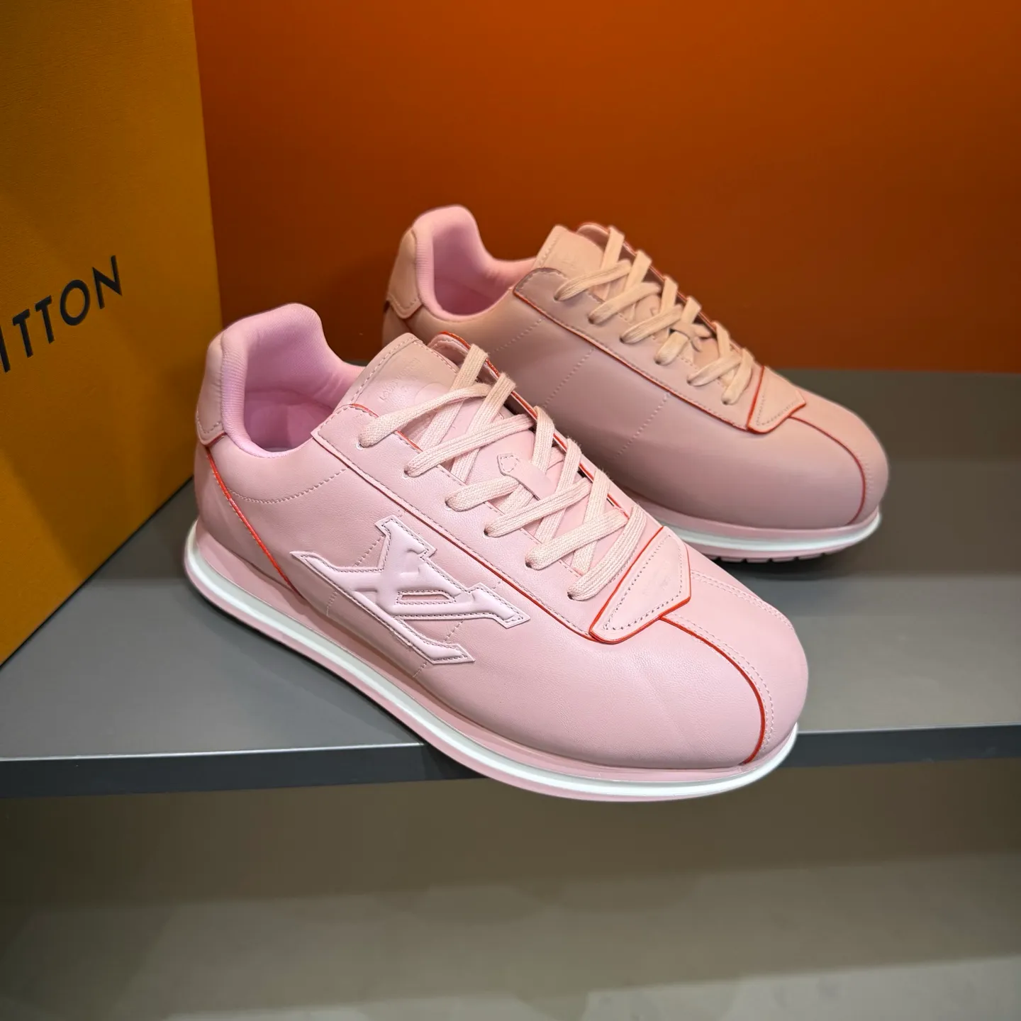 P540 Size 38-45 LV 🫏The colorful interpretation of BUTTERSOFT sneakers combines sheepskin, The colorful interpretation of LV BUTTERSOFT sneakers combines sheepskin and calfskin, bringing a super soft feel. Designed by Pharrell Williams, this '60s-inspired shoe features a padded upper that's been crafted by Louis Vuitton craftsmen to further enhance the comfort of the leather. In addition to the LV initials, it features multiple signatures, including natural leather trim and an embossed pattern of Pharrell Williams and lobster on the side, referencing the Fall/Winter 2025 men’s show. A must-have artifact for fashionistas✅